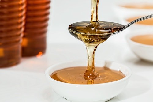 close up honey pouring 33260